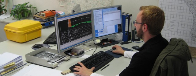 Das Büro verfügt über folgende technische Ausrüstungsgegenstände: Sämtliche Arbeitsplätze sind...